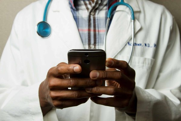 Come sviluppare una piattaforma di telemedicina conforme agli standard sanitari?